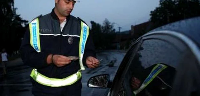 Şoferul a fost oprit în trafic de poliţişti Foto: arhivă