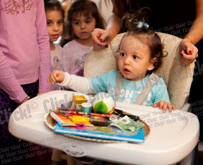 Tăierea moţului tripleţilor Nicoletei Luciu, Kim, Kevin şi Karoly.