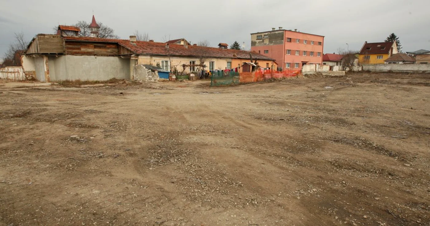 Bălăriile şi gunoaiele au dispărut de pe strada Agricultorilor, lăsând loc viitoarelor blocuri. Foto: Stelian Grăjdan