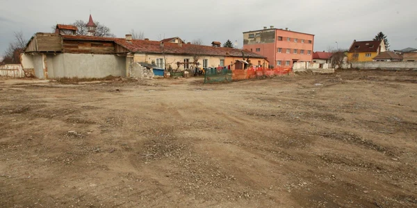 Bălăriile şi gunoaiele au dispărut de pe strada Agricultorilor, lăsând loc viitoarelor blocuri. Foto: Stelian Grăjdan