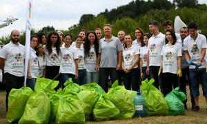 Președintele Klaus Iohannis a vrut să dea un exemplu și a strâns doi saci de gunoaie din pădurea Cernica, marți, 11 septembrie jpeg