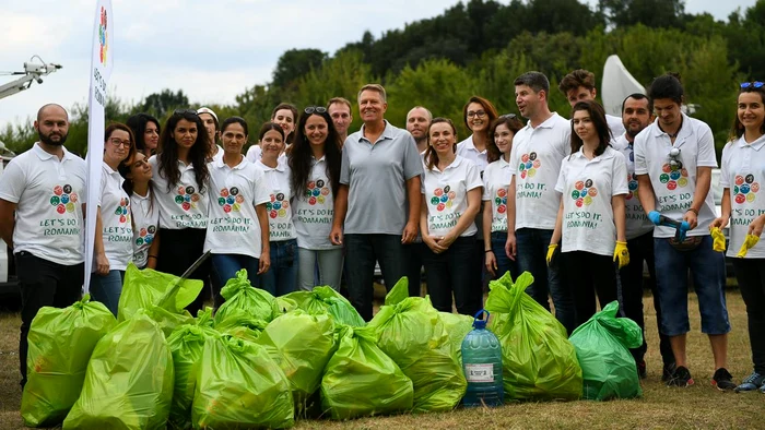 Președintele Klaus Iohannis a vrut să dea un exemplu și a strâns doi saci de gunoaie din pădurea Cernica, marți, 11 septembrie