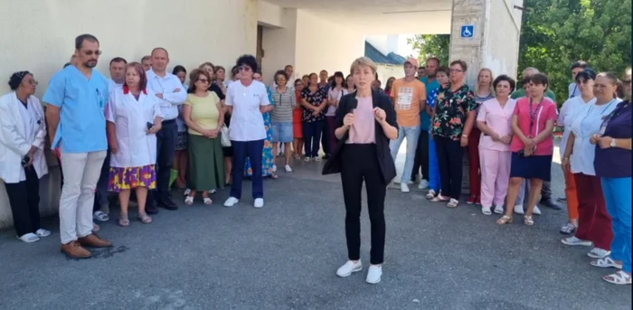 Managerul a organizat o întâlnire în fața spitalului Foto: Primăria Curtea de Argeș