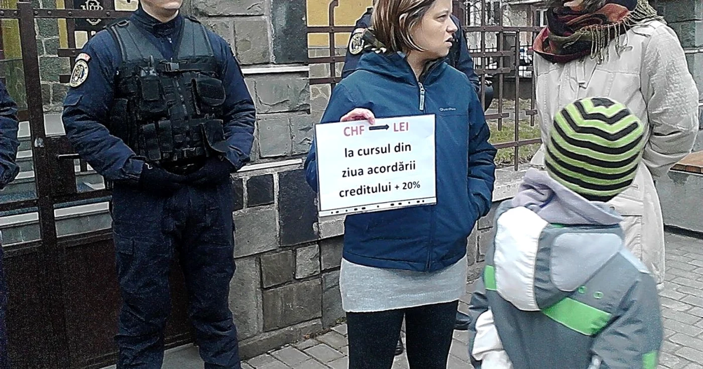 Românii cu credite în franci elveţieni cer băncilor, dar şi statului conversia împrumutului în lei, la cursul de la data contractării finanţării plus 20% FOTO Adevărul