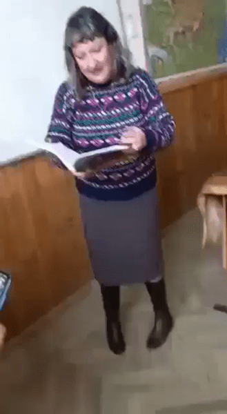 Profesoară din Prahova, batjocorită de elevi. Mai mulți băieți simulau acte sexuale cu ea VIDEO