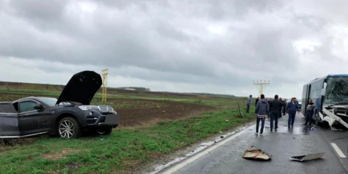 Accident cu BMW şi autobuz la Mihail Kogâlniceanu Sursa IPJ Constanţa