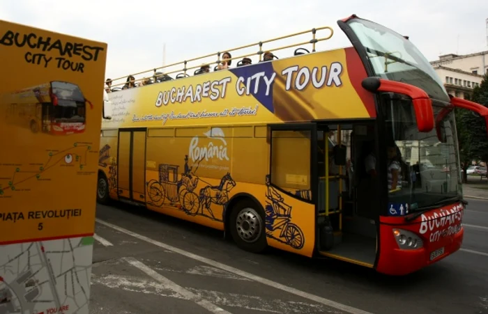 Cele patru autobuze îi duc pe turişti în cele mai importante colţuri ale Bucureştiului