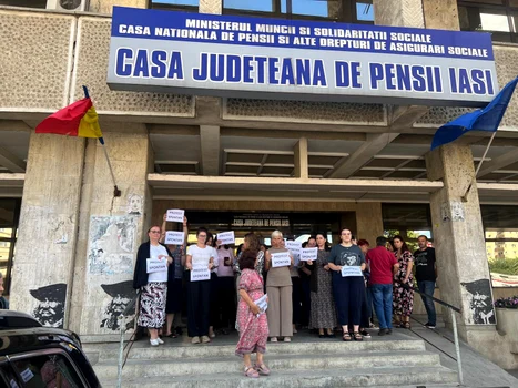 Protest la Casa Județeană de Pensii Iași/FOTO: BNS
