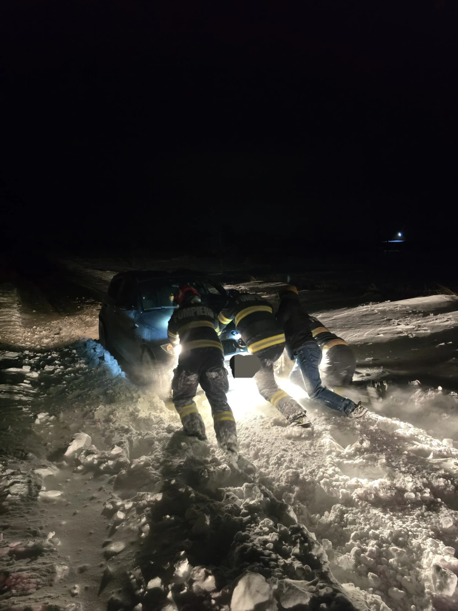 Intervenții în lanț din cauza vremii. Jandarmii au mers 30 de km pentru a ajuta măicuțele blocate la Schitul Bujoara