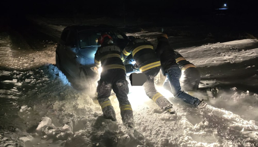 Intervenții în lanț din cauza vremii. Jandarmii au mers 30 de km pentru a ajuta măicuțele blocate la Schitul Bujoara