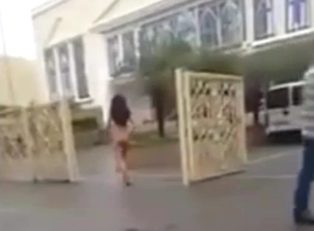 Femeia a intrat în biserică fără nici o remușcare. Un martor aflat într-o mașină a filmat scenacaptură video