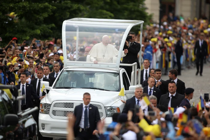 Papa a salutat zecile de mii de oameni veniți la Iași