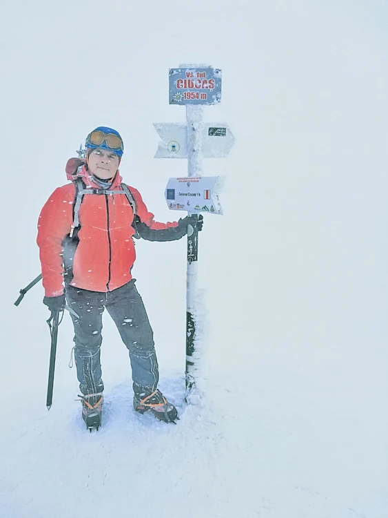 Agentul de circulaţie  s-a aventurat iarna  pe Vârful Ciucaş (1.954 m)