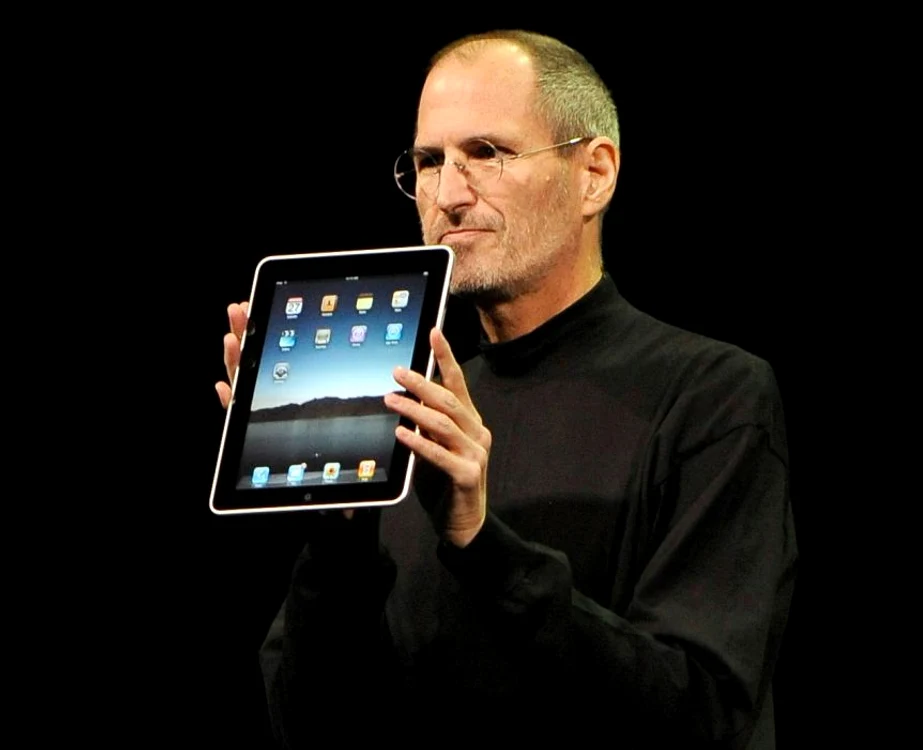 
    Steve Jobs şi noua creaţie Apple, iPad. (Foto: EPA)  