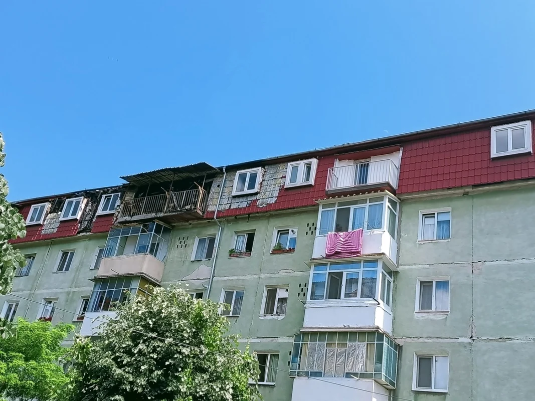 Mansarda blocului care a ars în aprilie 2022 în Râmnicu Vâlcea după o lună şi jumătate de la incident Foto Daciana Stoica - Adevărul