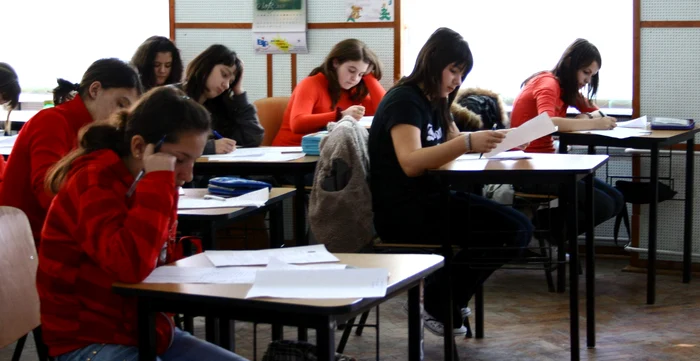 
    Elevii din clasele a VIII-a dau astăzi simularea examenului de capacitate la limba și literatura română  