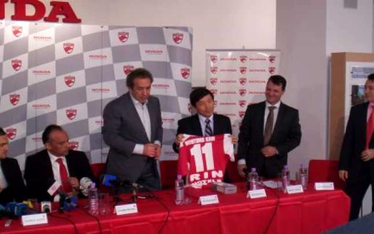 Preşedintele Honda primind tricoul cu numărul 11 