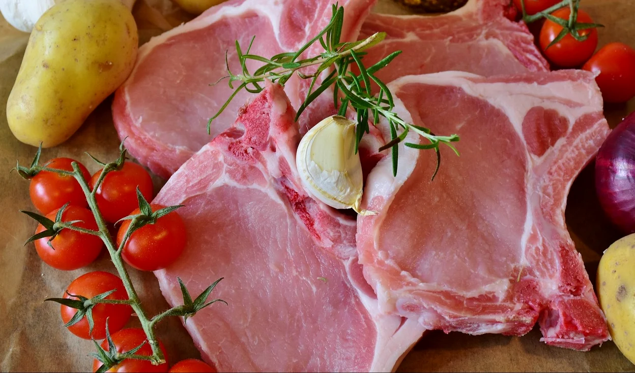 Românii consumă doi porci din UE și doar unul din fermele locale