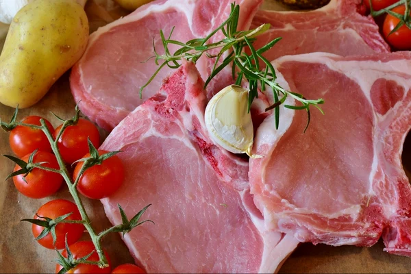 Românii consumă doi porci din UE și doar unul din fermele locale