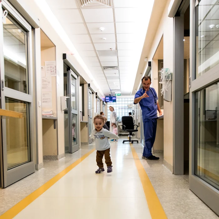 Medicul Cătălin Cîrstoveanu pe holul secției ATI Nou Născuți FOTO Inima Copiilor