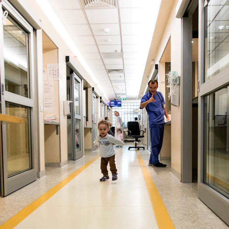 Medicul Cătălin Cîrstoveanu pe holul secției ATI Nou Născuți FOTO Inima Copiilor
