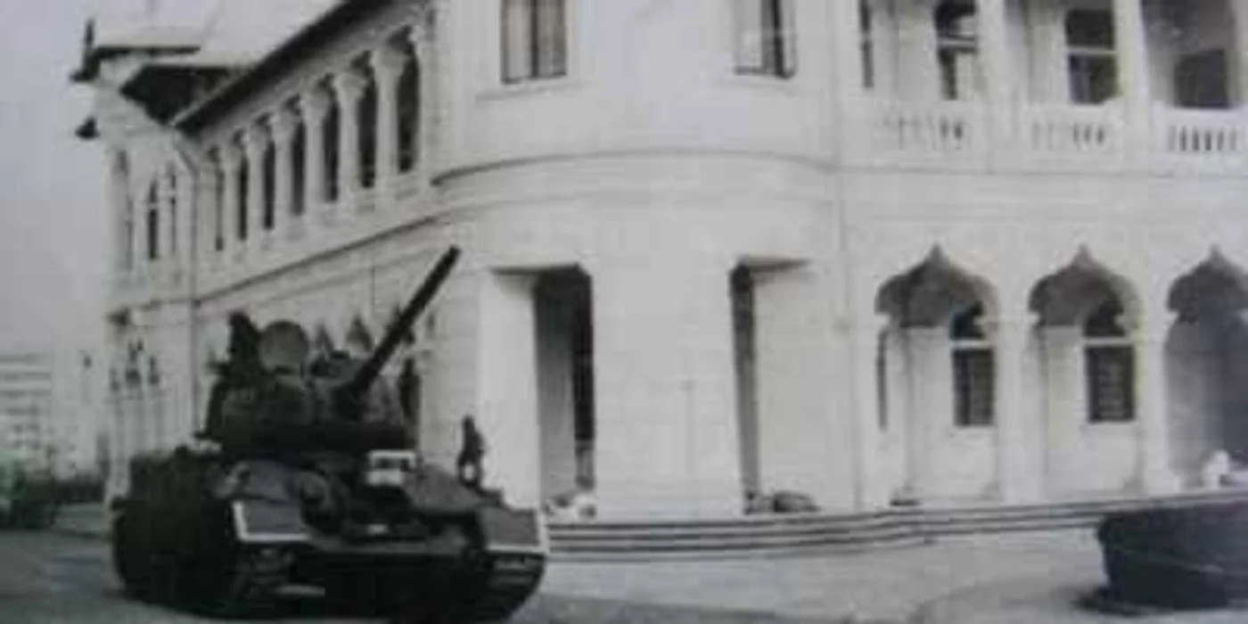 Tancurile T-34 au inconjurat Palatul Comunal