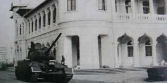 Tancurile T-34 au inconjurat Palatul Comunal