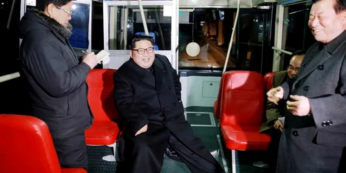 Kim Jong-un testeaza noul troleibuz din Phenian FOTO AFP