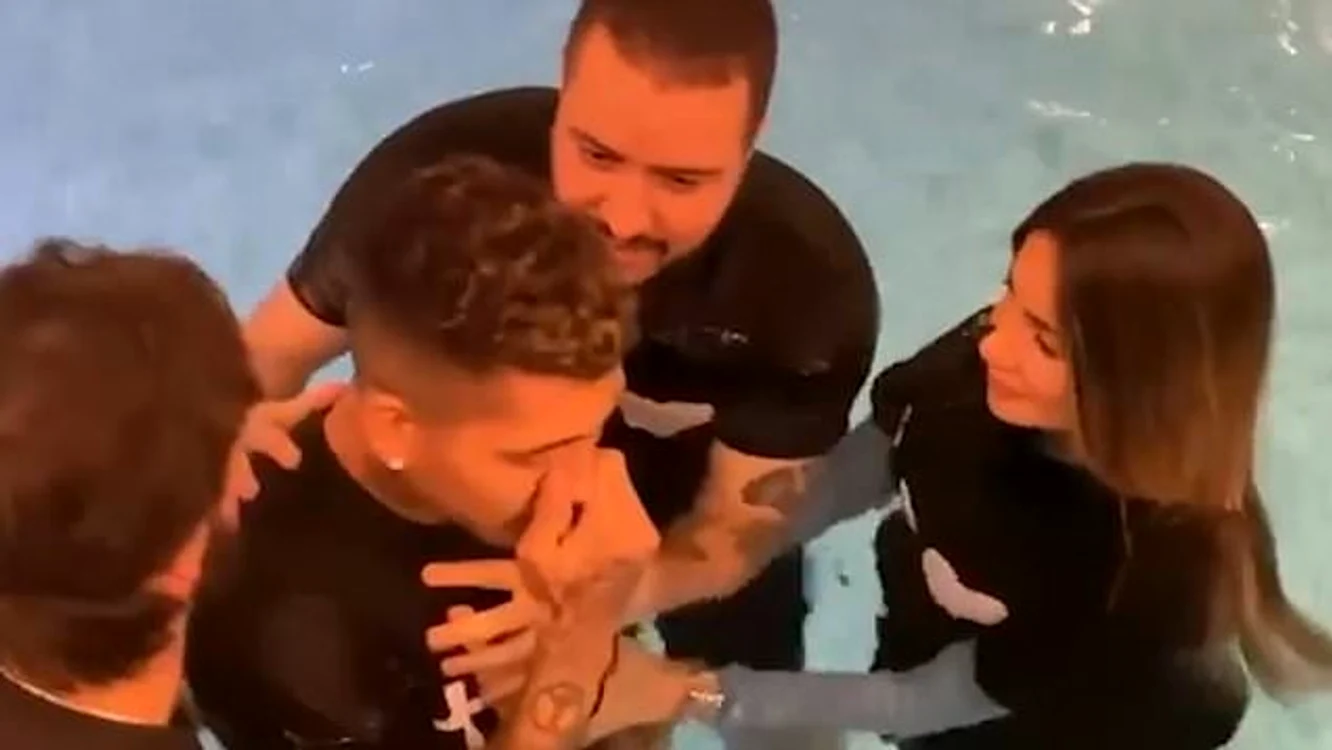 Firmino este băgat cu capul în piscină