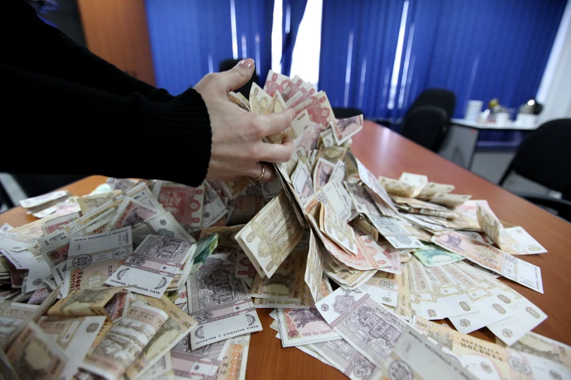 Falsificatorii fac bancnote de 100 de lei din cele de 10