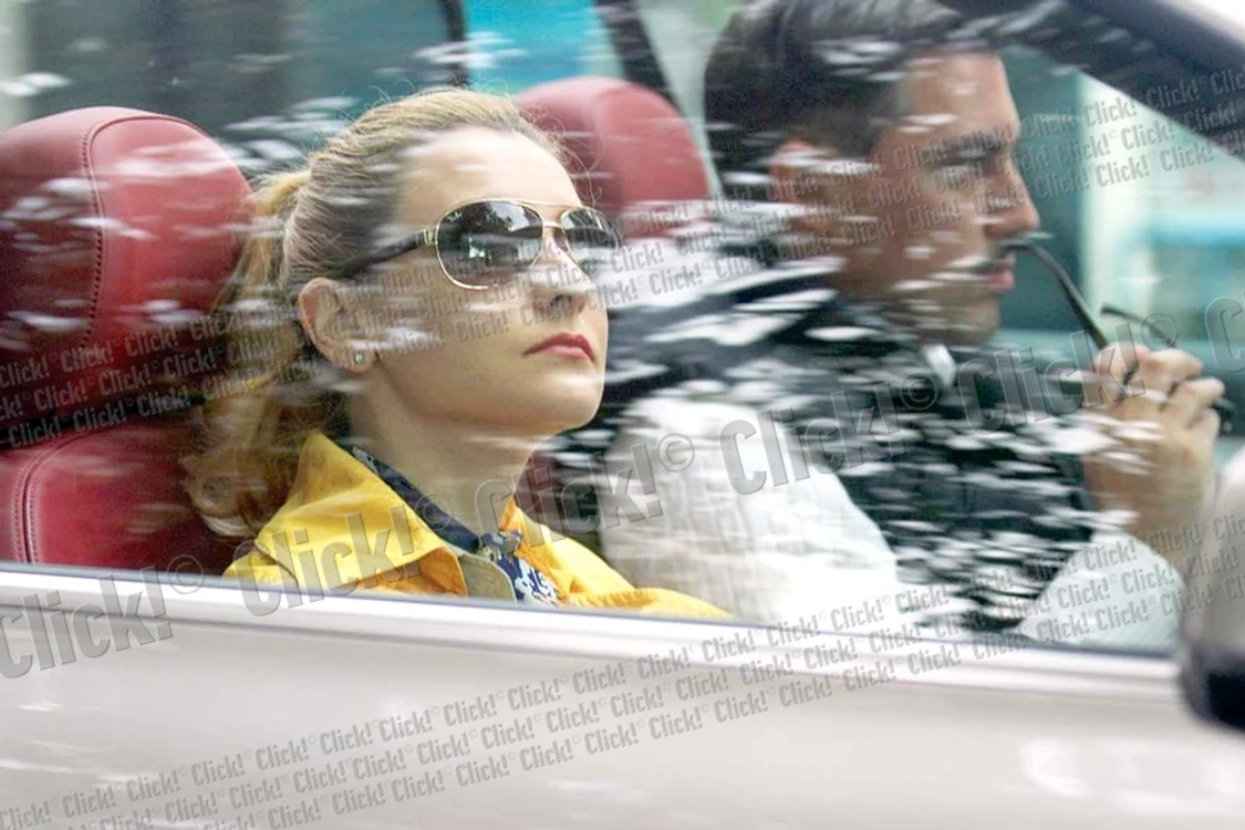 Alexandru Ciucu şi Alina Sorescu, în decapotabilă.