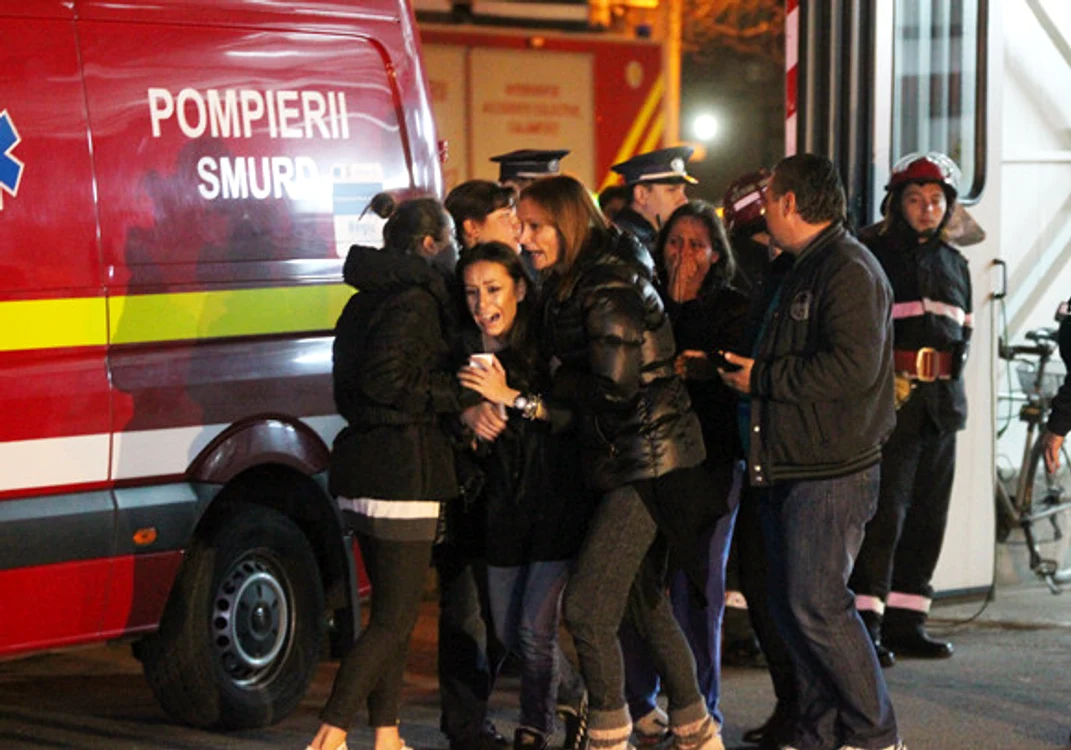 
    Răniții din club Colectiv au fost transportați cu ambulanțele la spitalele din Bucureștifoto: Mihai Caliu  