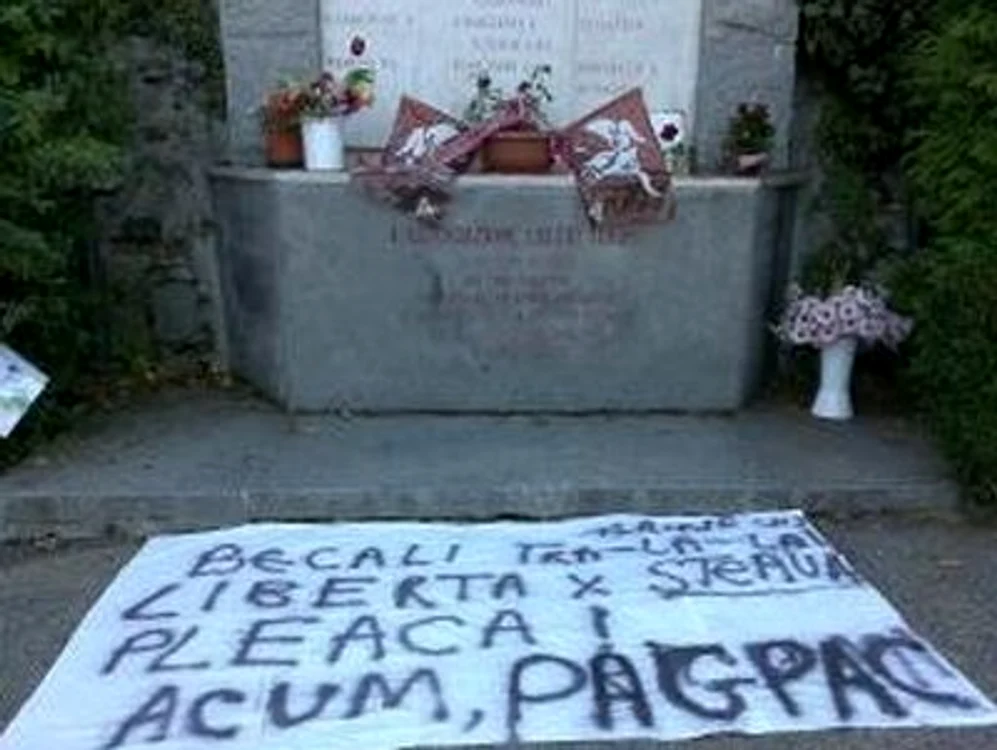 
    Pancarda din faţa monumentului din Torino  