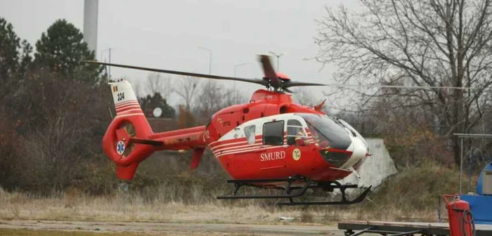 Elicopterul SMURD a aterizat pe un câmp din imediata apropiere a locului accidentului... (FOTO: Adevărul)