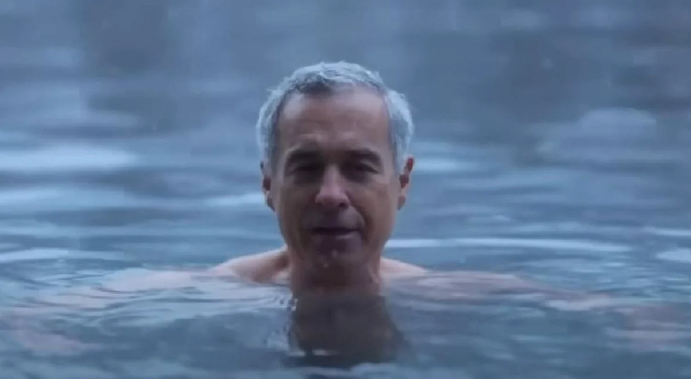 Călin Georgescu înoată într-un lac din Alpi. sursa foto: captură video Youtube