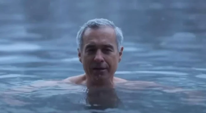 Călin Georgescu înoată într-un lac din Alpi. sursa foto: captură video Youtube