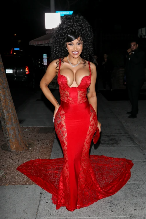 Cardi B, îmbrăcată într-o rochie roșie de ziua ei. octombrie 2023