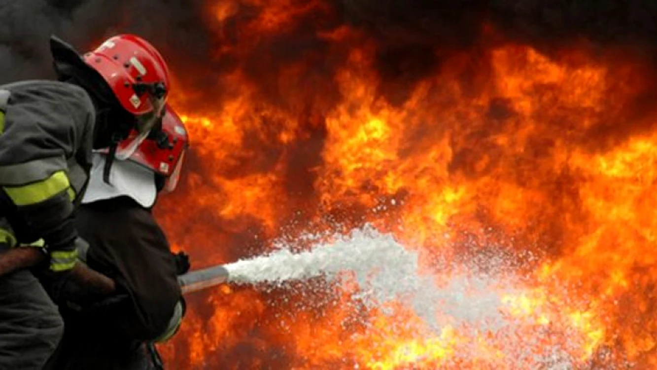 Pentru stingerea incendiului au fost chemați pompierii FOTO arhiva