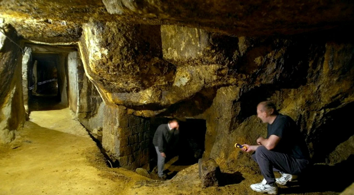 
    Hoții extrăgeau aurul din mine, îl prelucrau și îl duceau la amanet  