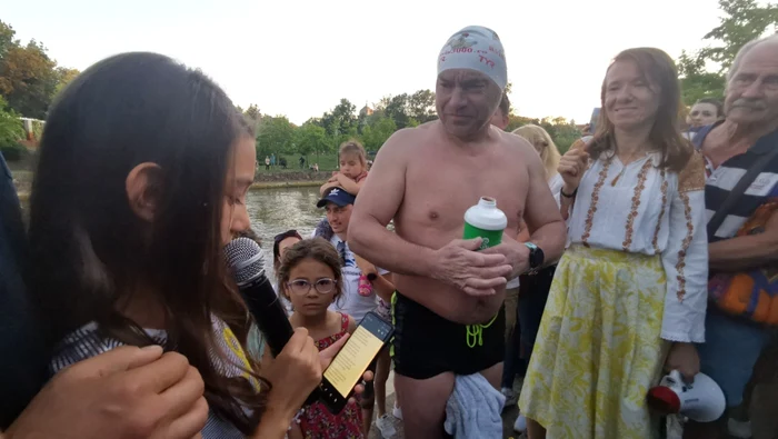 Avram Iancu a înotat 12 ore în Bega FOTO Ş.Both
