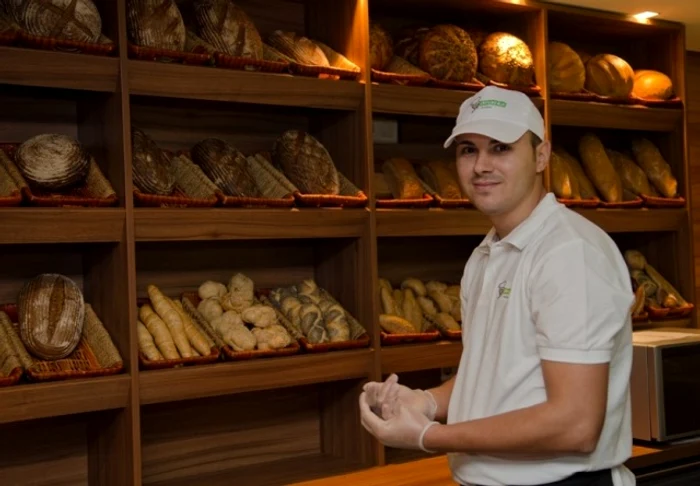 
    Pâine şi celelalte produse de patiserie se vând şi la cafeneaua din Bucureşti  