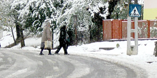 Reşiţa: Iarna timpurie ţine Văliugul în beznă