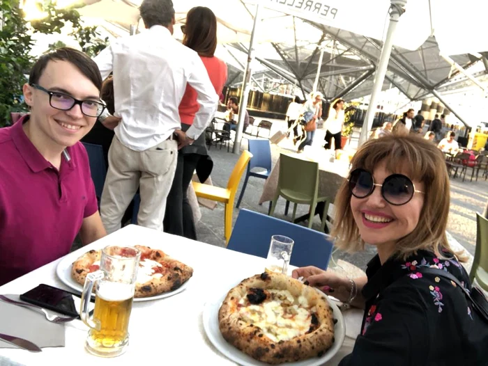 Prima pizza mamă-fiu la Napoli
