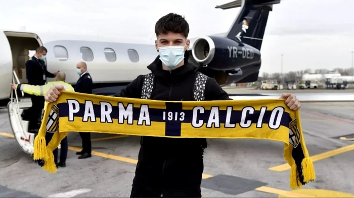Denis Man, prima fotografie cu fularul celor de la Parma, după ce s-a dat jos din avion