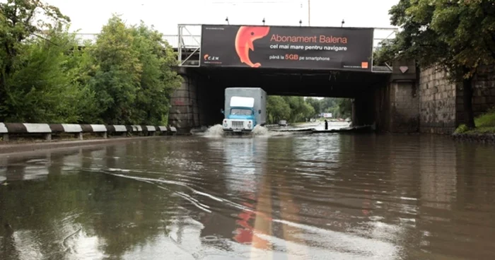 Circulaţia pe mai multe străzi din Capitală a fost blocată FOTO Adevărul