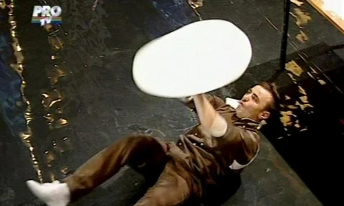 În urmă cu trei ani, Claudiu a impresionat juriul de la "Românii au talent" cu jongreliile lui cu blaturi de pizza jpeg
