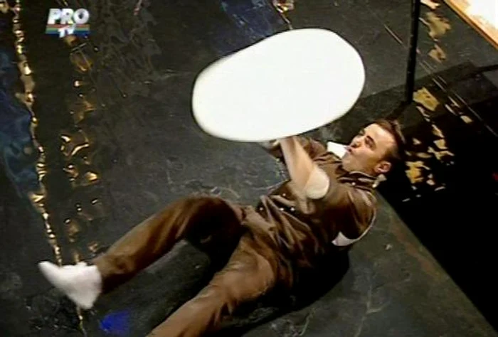 În urmă cu trei ani, Claudiu a impresionat juriul de la "Românii au talent" cu jongreliile lui cu blaturi de pizza