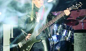 Educatoarei îi place să  îşi petreacă weekendurile în  cluburile din Bucureşti jpeg