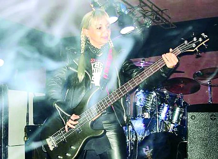 Educatoarei îi place să îşi petreacă weekendurile în cluburile din Bucureşti