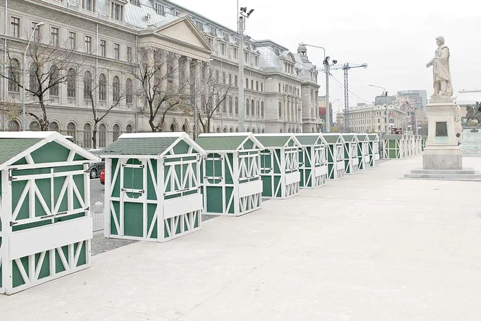 Primele căsuţe din cele 75 au fost deja montate în piaţeta de deasupra parcării de la Universitate